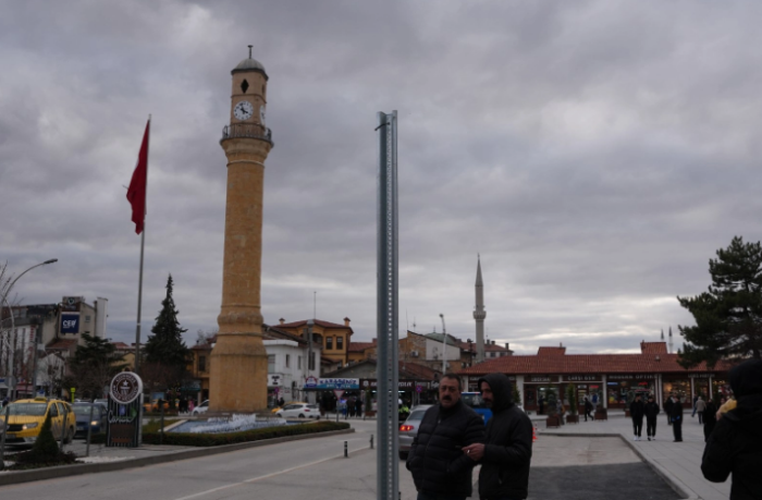 Gazi Caddesi PTT önündeki Trafik ışıkları ve kasis kaldırıldı!