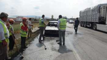 HAREKET HALİNDEKİ OTOMOBİL CAYIR CAYIR YANDI 