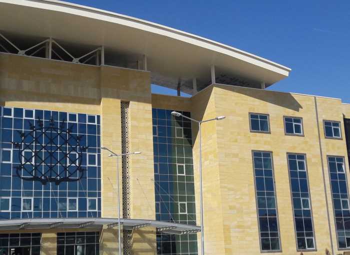 Hastanede bıçaklı kavgada biri polis 3 kişi yaralı