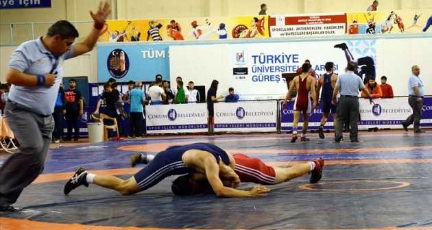 Hitit Üniversitesi ev sahipliğinde Türkiye Üniversite Sporları Federasyonu işbirliği ile gerçekleştirilen Üniversitelerarası Türkiye Güreş Şampiyonası başladı
