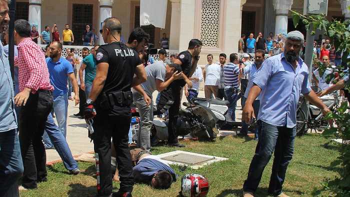 Hoca hutbeyi okurken camide vatandaşın kalkıp üzerimde bomba var diye bağırması korku ve panik yaşattı.Bu duruma çok kızan cami cemaati şaka yapanı linç etti