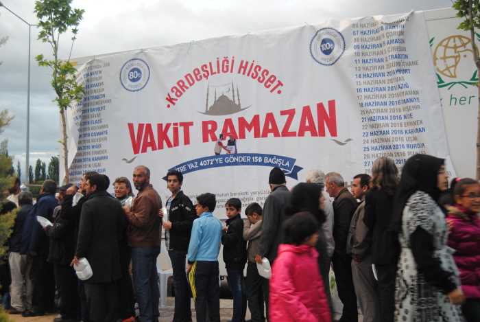 İHH'nın İftar Tırı  Çorum'da 2 Bin Kişiye İftar Verdi
