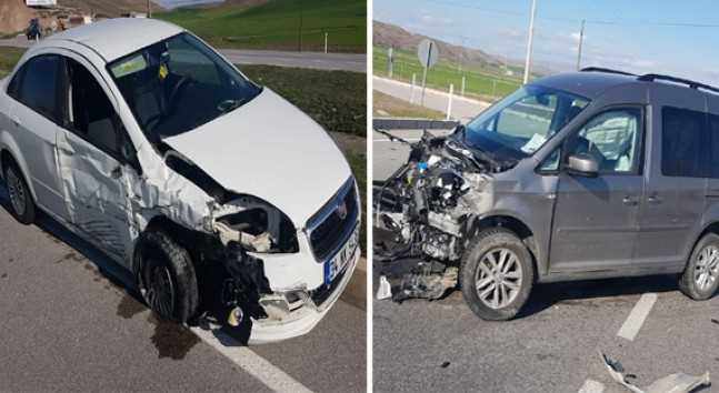  İki otomobil feci şekilde çarpıştı