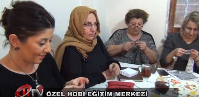 İş yerinde müşterilerine ücretsiz örgü kursu veriyor