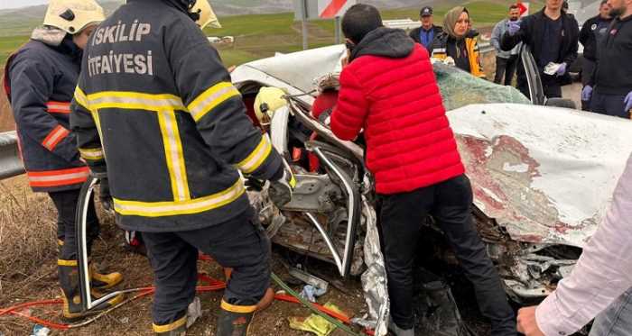 İskilip'te otomobil ile tırın çarpıştığı kazada 3 kişi yaralandı