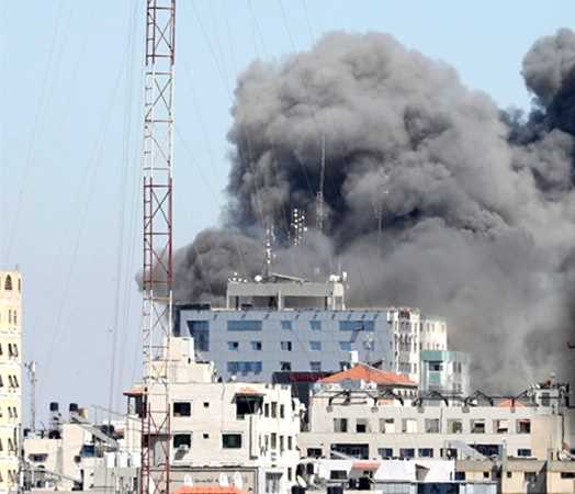 İsrail, Gazze'de medya binasını bombaladı!