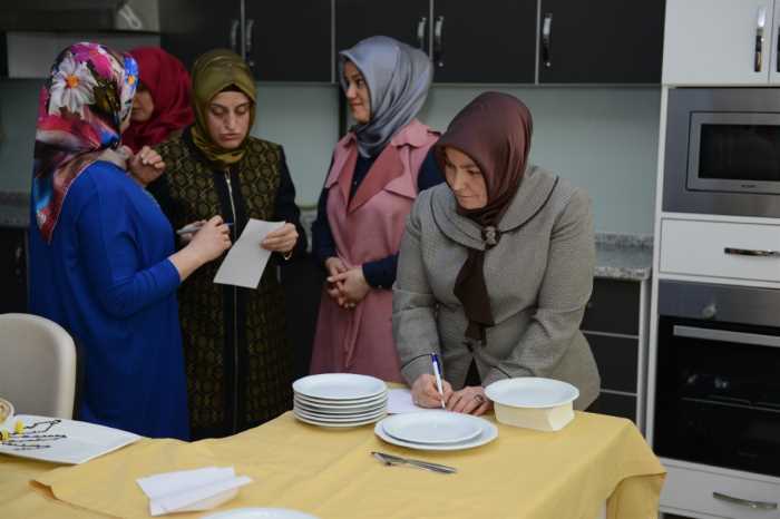 Kadınlar en güzel yaş pastayı yapmak için yarıştı