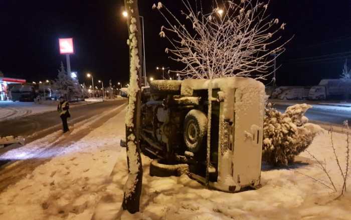 Kamyonet orta refüje girdi : 3 yaralı 