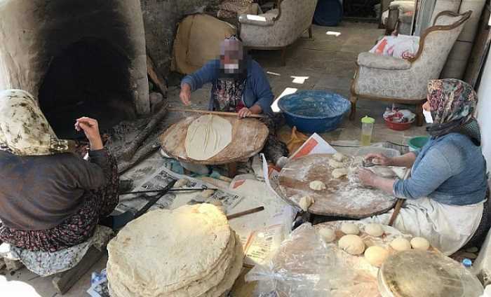 Karantina altındaki kadın komşularıyla yufka ekmek yaptı
