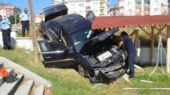 KARGI'DA OTOMOBİL ÇAY BAHÇESİNE UÇTU