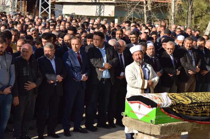 Kavuncu annesinin cenaze namazını kendi kıldırdı 