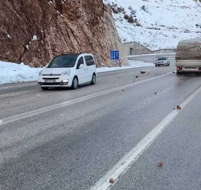 Kırkdilimde kaya parçaları yola düştü