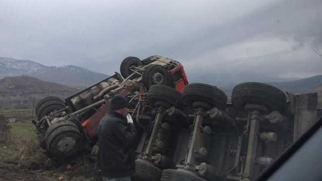 Kömür yüklü bir TIR devrildi