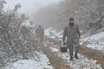 Konaklı'ya düşen Askeri açağın enkazını böyle taşıdı