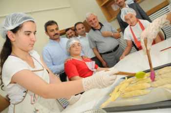 Külcü, yaz kurslarına katılan engellileri ziyaret etti