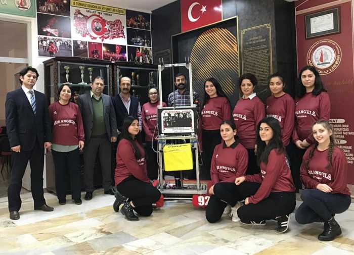 Liseli kızlar robot takımı “Gelecek bizimle gelecek”