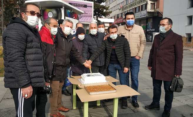 Muhtar Seydi Demiray'dan gazetecilere kutlama pastası 