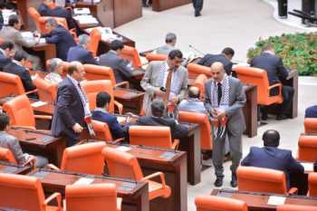 MURAT YILDIRIM MECLİSDE POŞU DAĞITTI