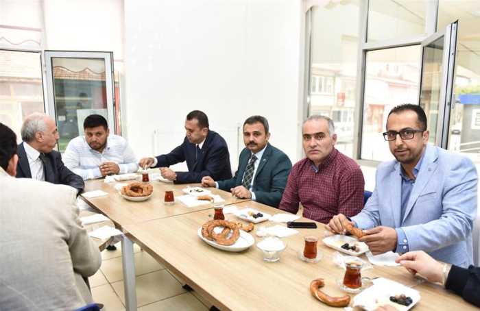 MUZAFFER KÜLCÜ, ESNAFLARLA KAHVALTIDA BULUŞTU