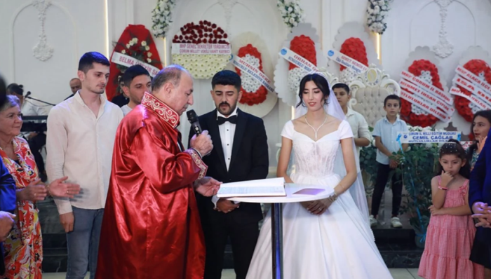 Nikahı Baba Kıydı, Cüzdanı Başkan Verdi!