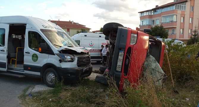 Öğrenci ile İşçi Servisi Çarpıştı  5 Yaralı