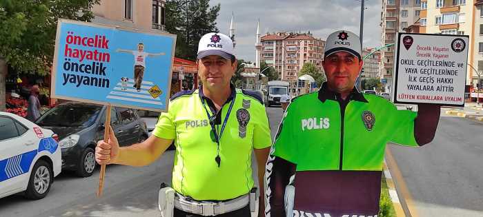 Okul önlerinde bulunan yaya geçitlerinde maket polis uygulamasına geçildi