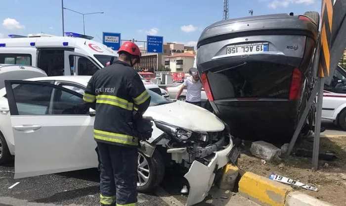 Ölüm Kavşağında Trafik Kazası 3 Yaralı  