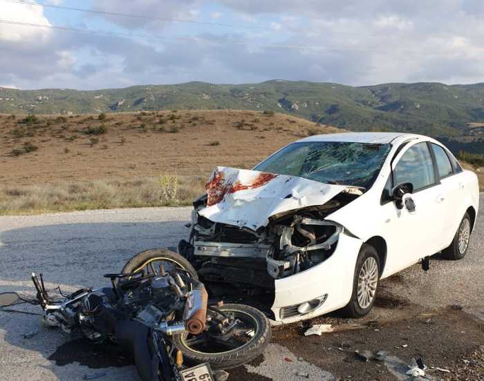 Otomobil Motosiklet  Kafa Kafa Çarpıştı!
