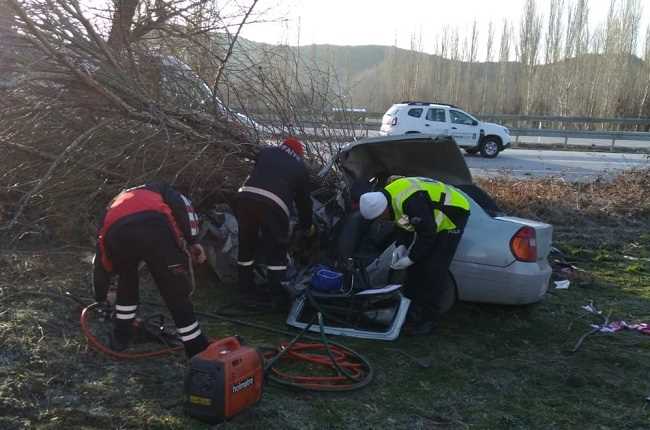Otomobil yoldan çıktı 2 kişi ağır yaralı
