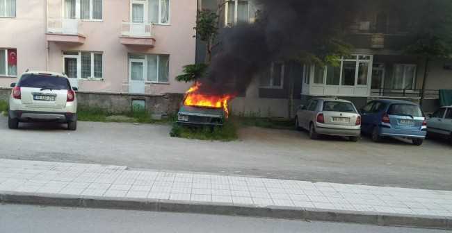 Park halindeki araç yandı!