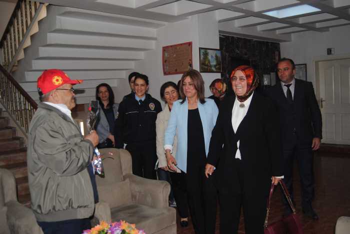 PEKAY üyeleri ve protokol eşleri birlikte Aile ve Sosyal Politikalar İl Müdürlüğü,Atıl Uzelgün Huzur evi Yaşlı Bakım ve Rehabilitasyon Merkezini ziyaret ettiler