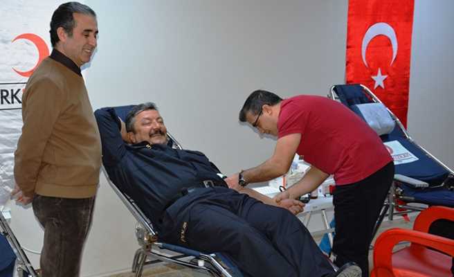 Polis Kızılay’a kan bağışında bulundu  