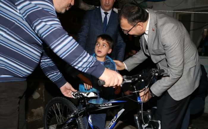 Recep Tayyip Erdoğan, Kemeraltı İpek Pazarı Caddesi'nde bir esnafın darp ettiği 6 yaşındaki Suriyeli çocuğa bisiklet hediye etti.
