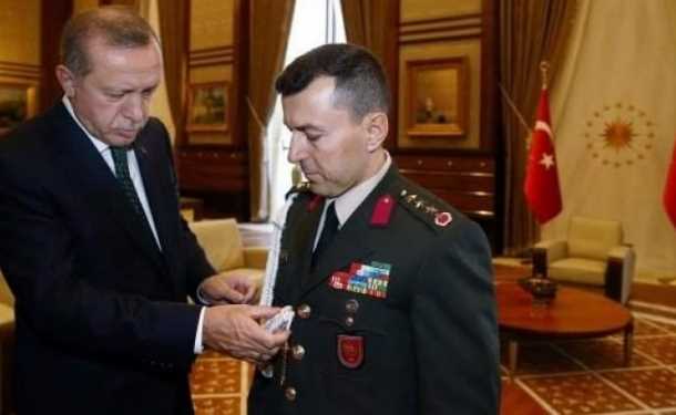 REİS YAVERİNİ ÇAKI BIÇAĞI İLE SINAMIŞ 