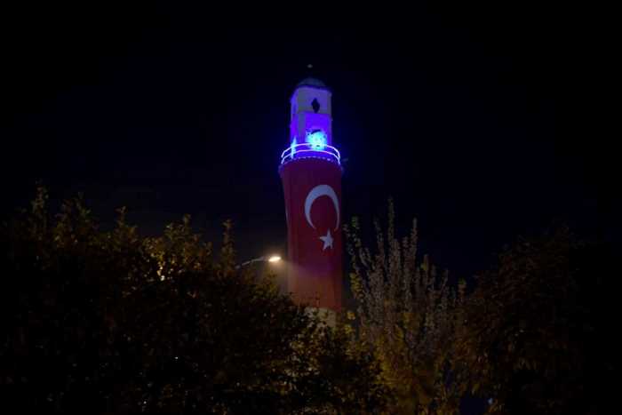 Saat Kulesi Çocuk Hakları Günü için Mavi oldu