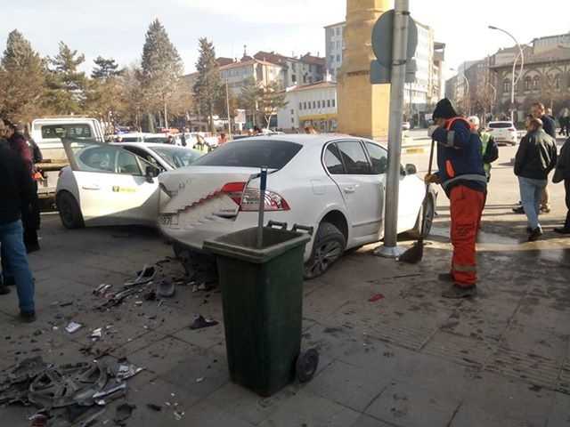  Saat kulesinde trafik kazası meydana geldi