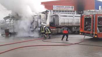 SANAYİ SİTESİNİN İÇİNDEKİ TIR ALEV ALEV YANDI