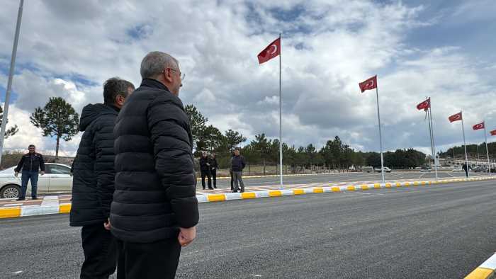 Şehitlik Yolu Bayraklarla Muhteşem Oldu  