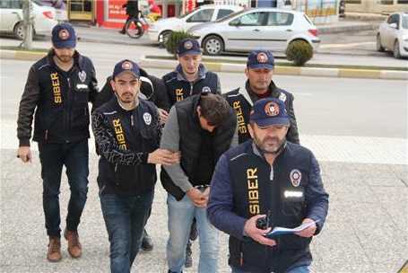 Siber Polisler Dolandırıcıları Suçüstü Yakaladı