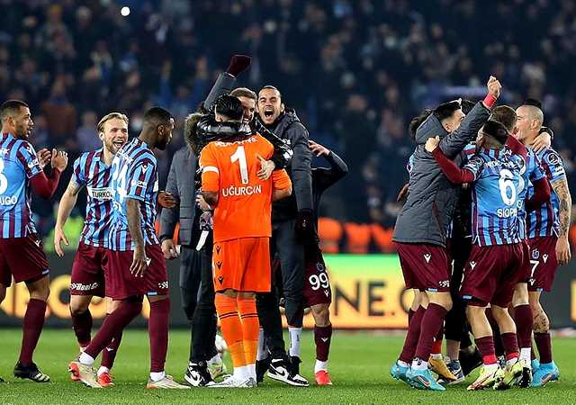 Trabzonspor şampiyonluğa gidiyor! 2-1