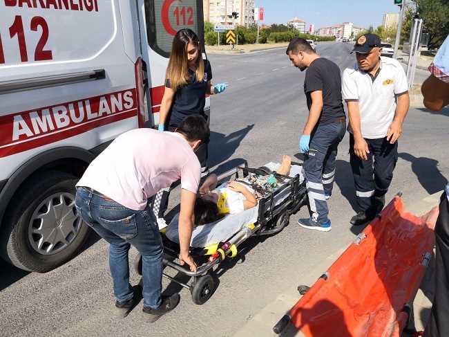 Trafik kazasında aynı aileden 4 kişi yaralandı