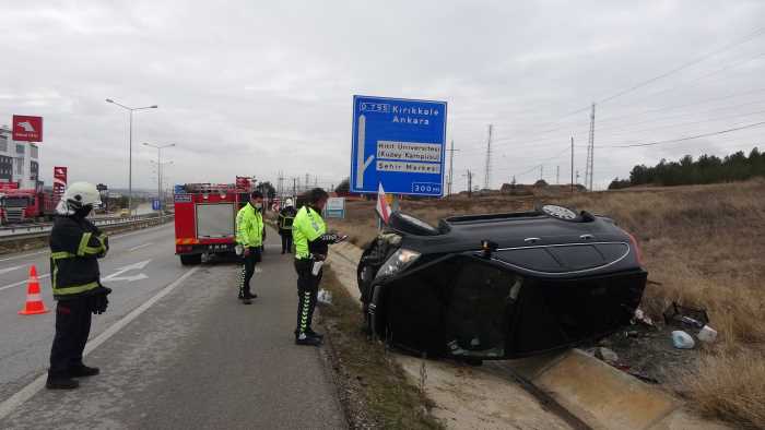 Trafik yön levhasına çarpan otomobil devrildi