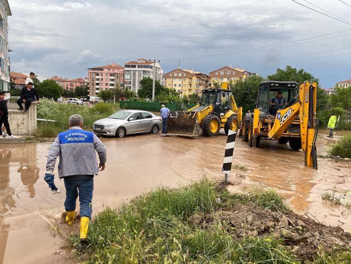 Üctutlar Mahallesi Anadolu ve Ahçılar  Sokakları çamurdan temizlendi