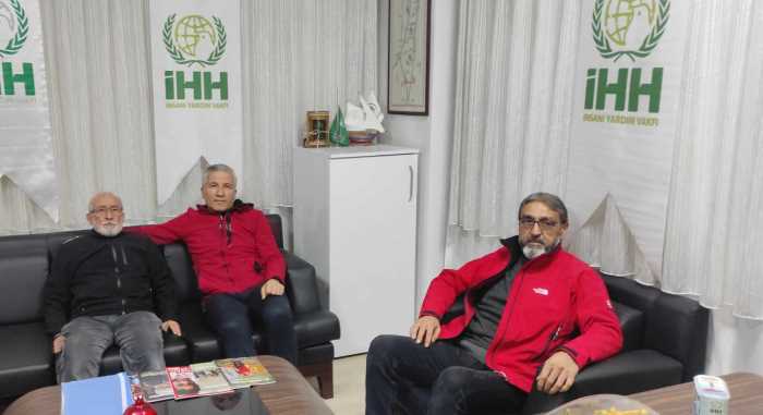 Üçtutlar Mahallesi Muhtar Adayı Elvan Şimşek bugün İHH'yı ziyaret etti!