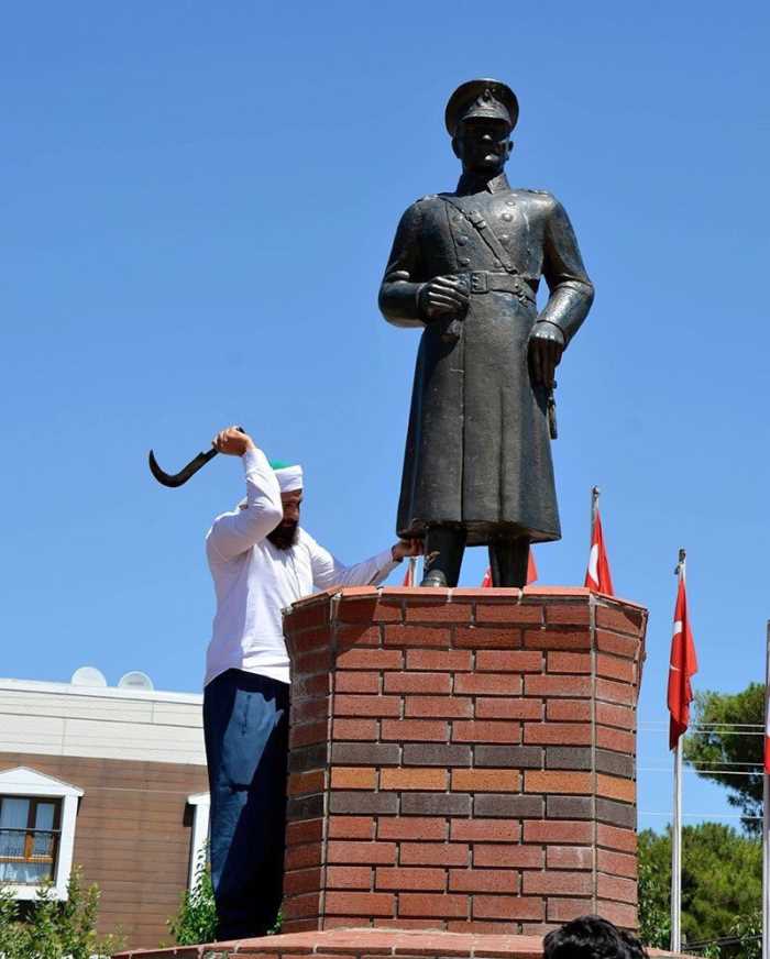 Urfa'da M.Malbora Atatürk heykeline saldırdı