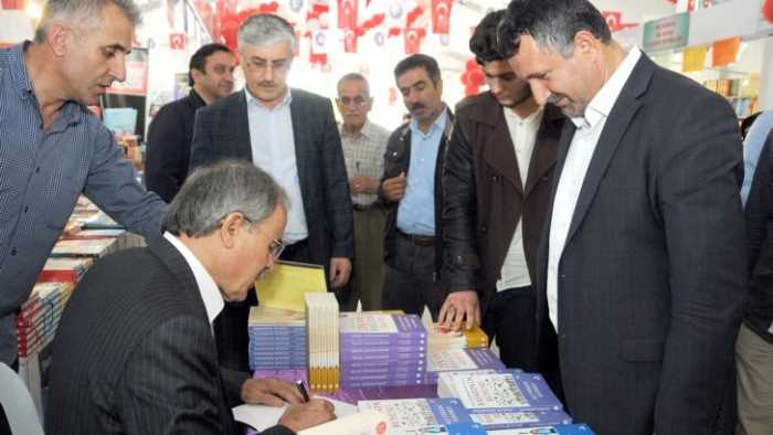 Yazar Kavaklı "Saray gibi bir okulda okuyorsunuz"