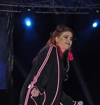 Yıldız Tilbe Çorum’da Üşüyünce Hırkayla Konser Verdi